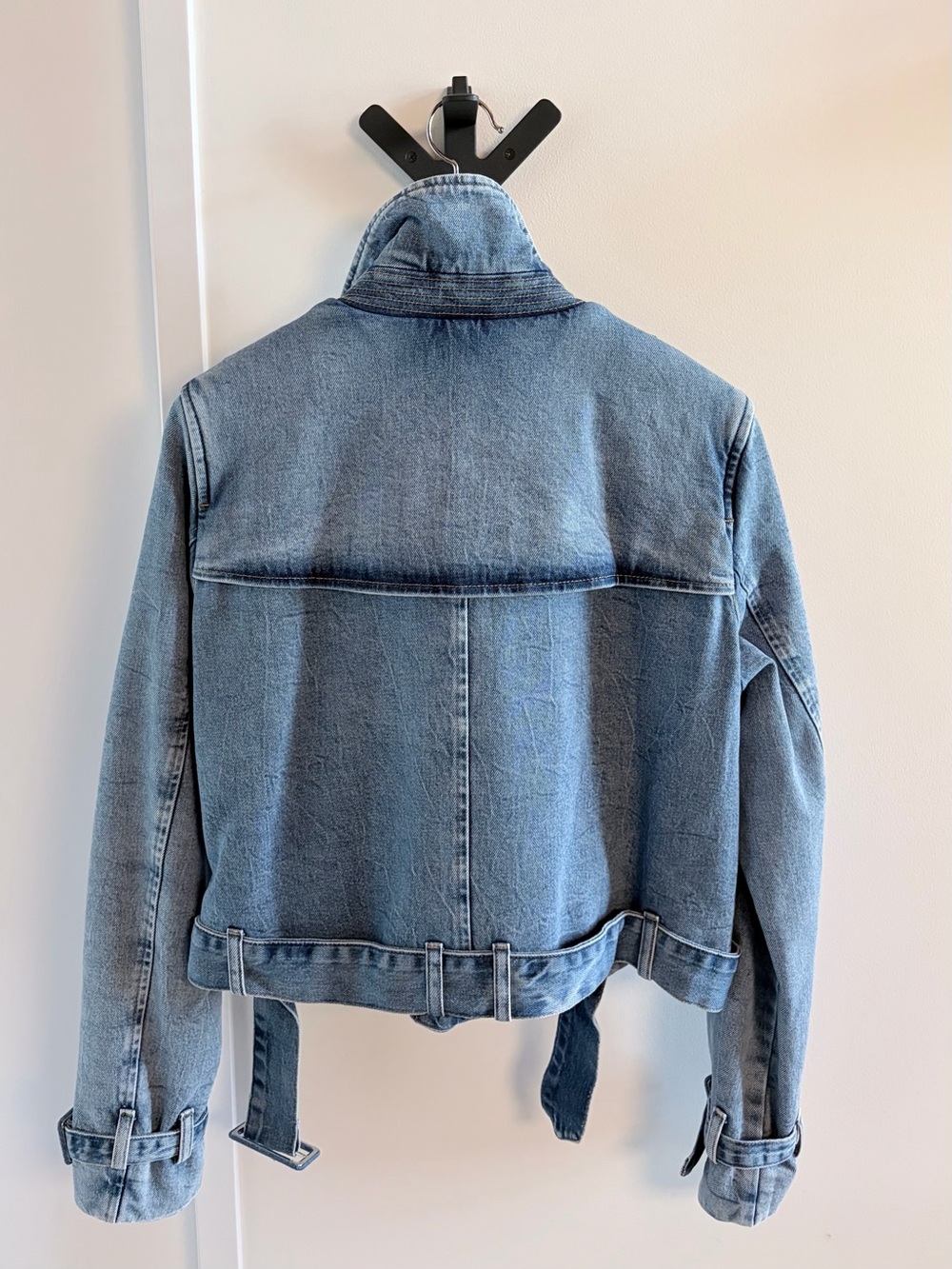 Good American Belted and Cropped Denim Jacket - Picture 4 of 6